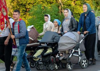 Віряни УПЦ “мп” йдуть до лаври на Тернопільщині обв’язавшись георгіївськими стрічками
