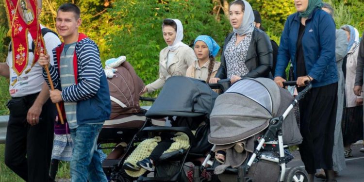 Віряни УПЦ “мп” йдуть до лаври на Тернопільщині обв’язавшись георгіївськими стрічками