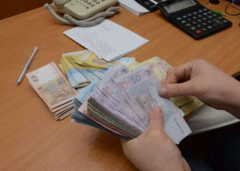 Поліція Тернопільщини затримала посадовця, який підробляв офіційні документи та крав державні кошти