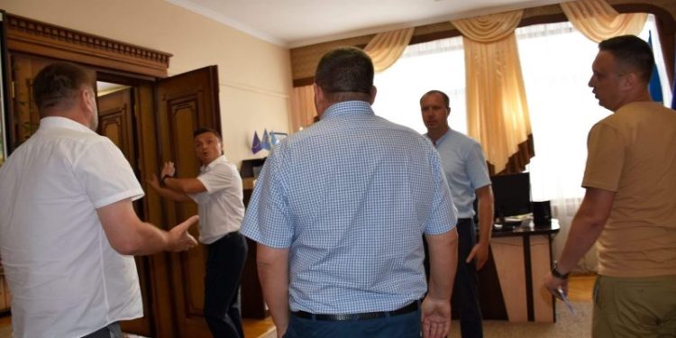 Політичне “дно” для депутатів Тернопільської облради: чи втримається Михайло Головко на посаді?