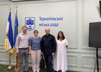 Маніпуляції мера Тернополя: Сергій Надал хоче послабити “коаліцію” батьків, які виступають проти об’єднання навчальних закладів міста