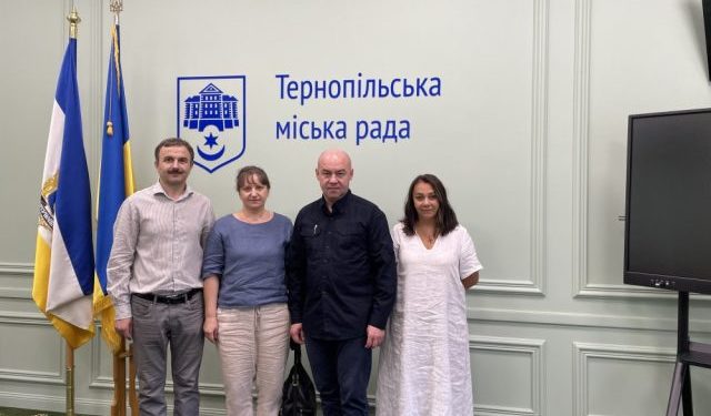 Маніпуляції мера Тернополя: Сергій Надал хоче послабити “коаліцію” батьків, які виступають проти об’єднання навчальних закладів міста