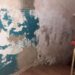 Грибок на стелі та пліснява: мешканці будинку у Тернополі 20 років просять владу відремонтувати їхню домівку