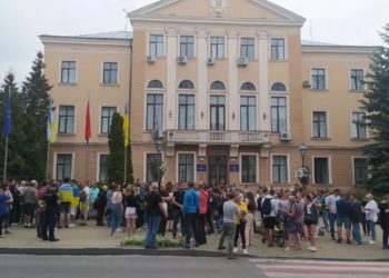 Жителі Тернополя виявилися недостойні уваги мера: очільник міста не вийшов до людей, які пікетували під стінами міськради