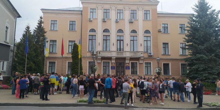 Жителі Тернополя виявилися недостойні уваги мера: очільник міста не вийшов до людей, які пікетували під стінами міськради