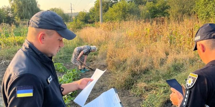 Паліїв трави штрафують під Тернополем