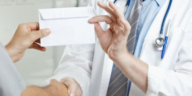 Премії для головних лікарів Тернополя: чому обласна рада витрачає державні кошти під час війни?