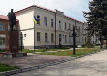 В одному з ліцеїв Тернопільщини звільнили всіх “вчителів-пенсіонерів”