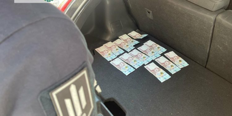 Стали відомі деталі затримання хабарника з Дepжaвнoї пpoдoвoльчoї cпoживчoї cлyжби в Тepнoпiльcькiй oблacтi