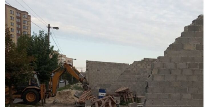 МАФи “ростуть”, а гаражі руйнуються: міська рада Тернополя почала вибірково ліквідовувати незаконну забудову у місті