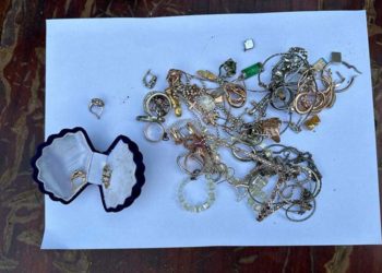 Жінка з Козови забула де закопала гроші і коштовності і звинувачувала сусіда у крадіжці