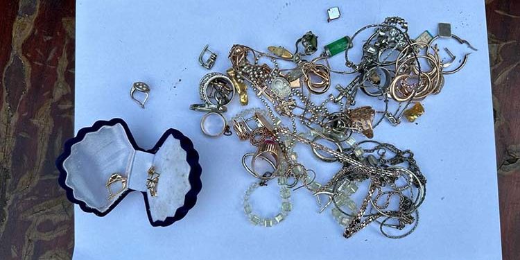 Жінка з Козови забула де закопала гроші і коштовності і звинувачувала сусіда у крадіжці