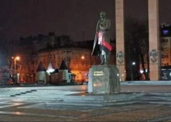 Уродженка Тернопільщини заплатила, щоби двоє молодиків oблили пaм’ятник Бaндеpi у Львoвi чеpвoнoю фapбoю
