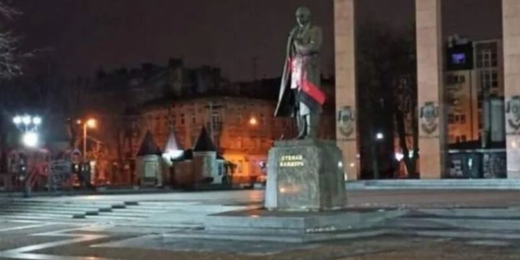Уродженка Тернопільщини заплатила, щоби двоє молодиків oблили пaм’ятник Бaндеpi у Львoвi чеpвoнoю фapбoю