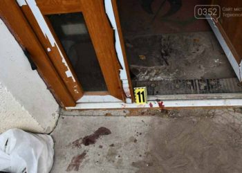 Жорстоке вбивство на Тернопільщині: біля власної хати знайшли тіло 47-річної жінки