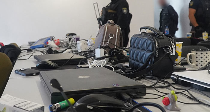 В центрі Тернополя викрили шахрайський кол-центр: понад двадцять осіб займалися видурюванням коштів у людей