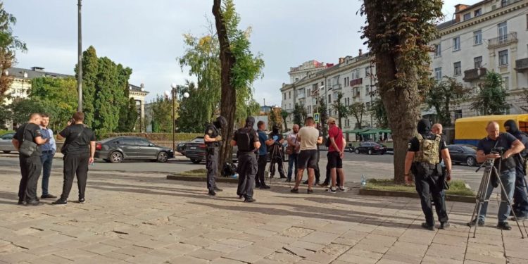 Гучне затримання в центрі Тернополя: УСР арештували двох чоловіків, які вимагали гроші у місцевих мешканців