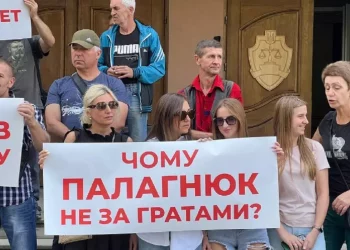 Під Тернопільським міськрайонним судом протестують десятки людей, які вимагають покарати палія елітних автівок