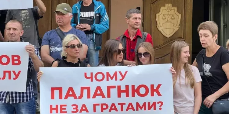 Під Тернопільським міськрайонним судом протестують десятки людей, які вимагають покарати палія елітних автівок