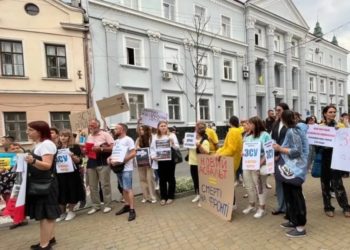 “ЗСУ потрібні дрони, а не бруківка”, – тернополяни знову протестують під стінами міської ради