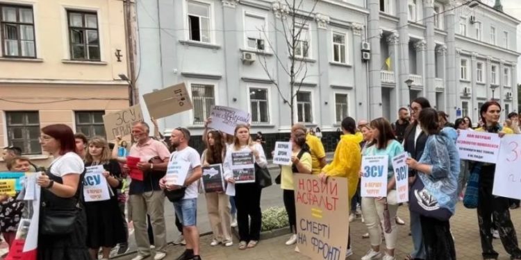 “ЗСУ потрібні дрони, а не бруківка”, – тернополяни знову протестують під стінами міської ради