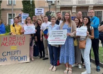 Активісти знову вирішили провести пікет під стінами міської ради Тернополя: люди вимагають, щоб до них вийшов мер міста