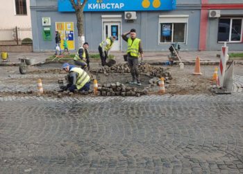 Жителі Теребовлі обурені, що не зважаючи на війну, у місті продовжуються ремонти і вкладання бруківки