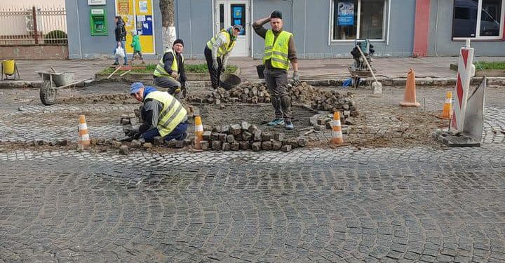 Жителі Теребовлі обурені, що не зважаючи на війну, у місті продовжуються ремонти і вкладання бруківки
