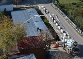 У містечку на Тернопільщині зводять пішохідний міст, а тим часом на фронті не вистачає дронів