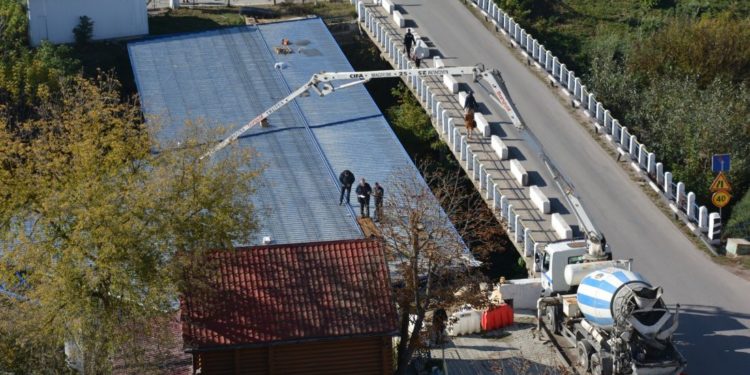 У містечку на Тернопільщині зводять пішохідний міст, а тим часом на фронті не вистачає дронів