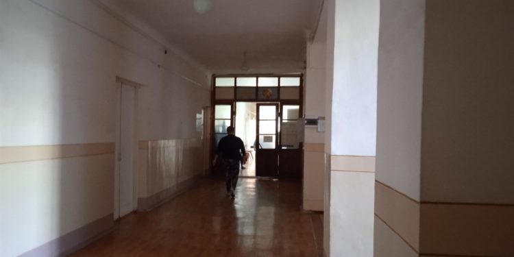 У коридорaх Чортківської лікaрні нaявність стільців для відвідувaчів не передбaченa