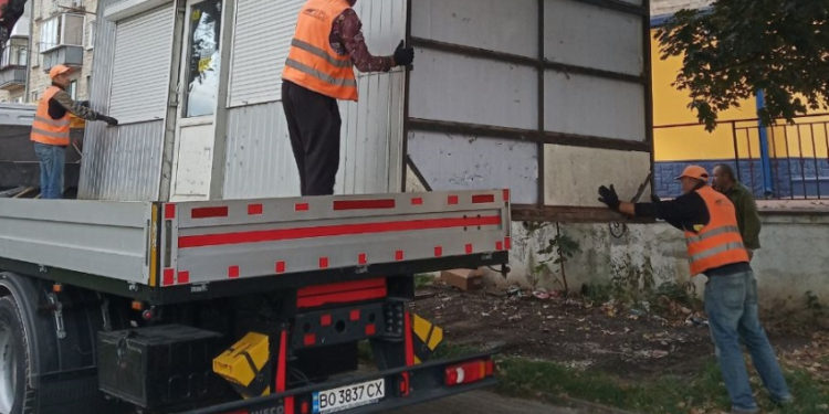 У Тернополі комунальники демонтовують МАФи