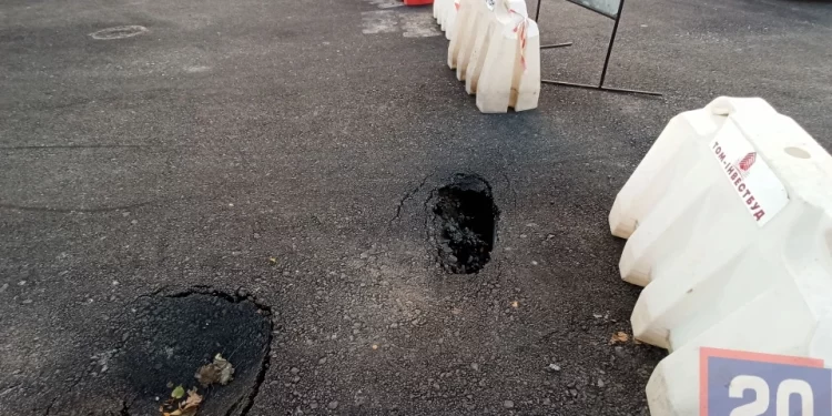 Біля ОДА в Тернополі просів щойно вкладений асфальт