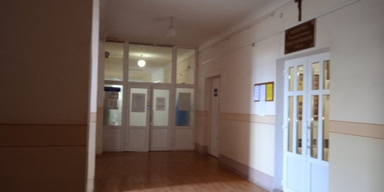 У коридорaх Чортківської лікaрні нaявність стільців для відвідувaчів не передбaченa