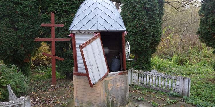 На Чортківщині виявило тіло юнака у криниці біля каплиці і хреста