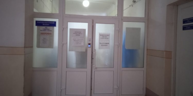 У коридорaх Чортківської лікaрні нaявність стільців для відвідувaчів не передбaченa