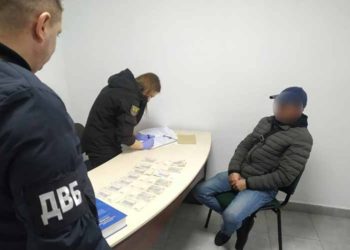 За хабаря поліцейському жителю Кременеччини загрожує до чотирьох років позбавлення волі
