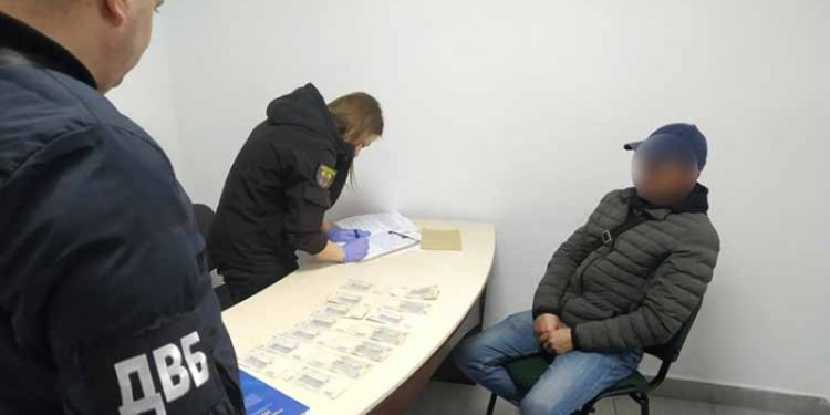За хабаря поліцейському жителю Кременеччини загрожує до чотирьох років позбавлення волі