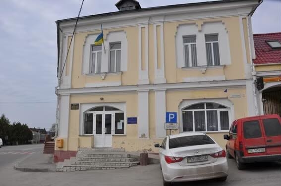 Почаївська міськрада витратила 178 900 гривень на поточний ремонт фасаду свого приміщення