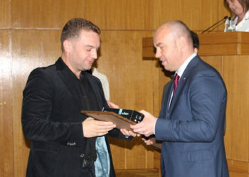 Депутат Фартушняк у своїх виданнях звинуватив активістів, що Верховна Рада “обікрала” Тернопіль