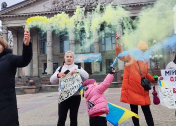 У Тернополі на Театральному майдані мітингують рідні військовослужбовців