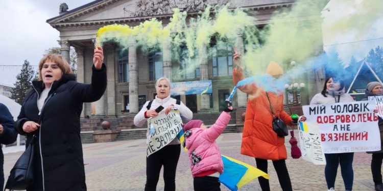 У Тернополі на Театральному майдані мітингують рідні військовослужбовців