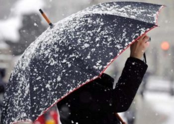 На захід України йде похолодання: на вихідні – мокрий сніг та штормовий вітер