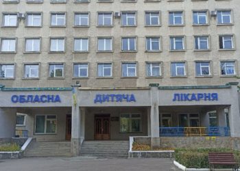 Стоматолог, який робив санацію зубів хлопчику, котрий помер, далі працює у Тернопільській обласній дитячій лікарні