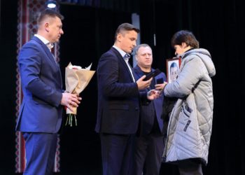 Перший заступник голови Тернопільської облради Володимир Болєщук лобіює квітковий бізнес дружини