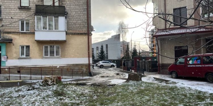 У Тернополі “діти” побили інваліда і винесли на вулицю помирати