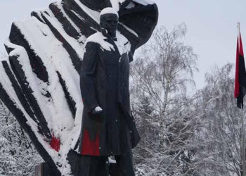 У Тернополі посадили на 4 роки чоловіка, який облив фарбою пам’ятник Бандері