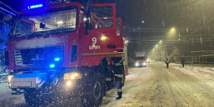 На Тернопільщині вирує негода: в снігових пастках опинилися десятки машин