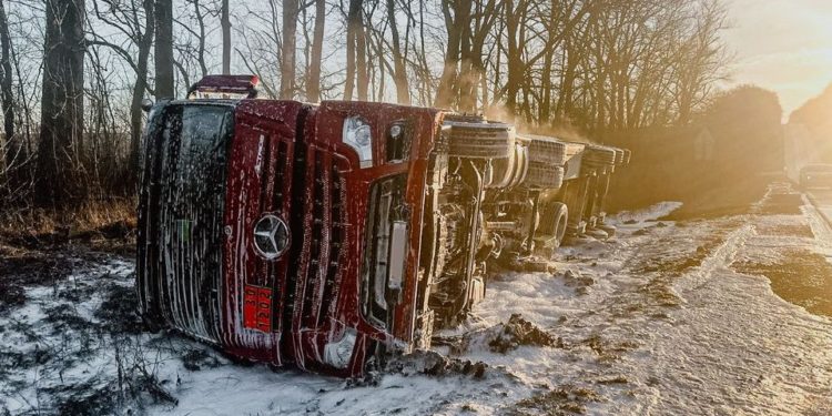 Біля Тернополя на трасі перекинувся бензовоз