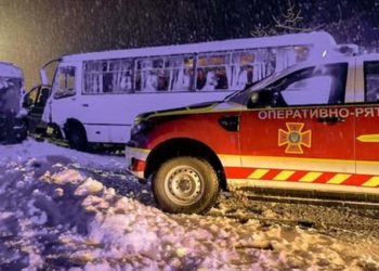 Біля Бучача у результаті ДТП швидкої допомоги з рейсовим автобусом в салоні авто затисло фельдшерку